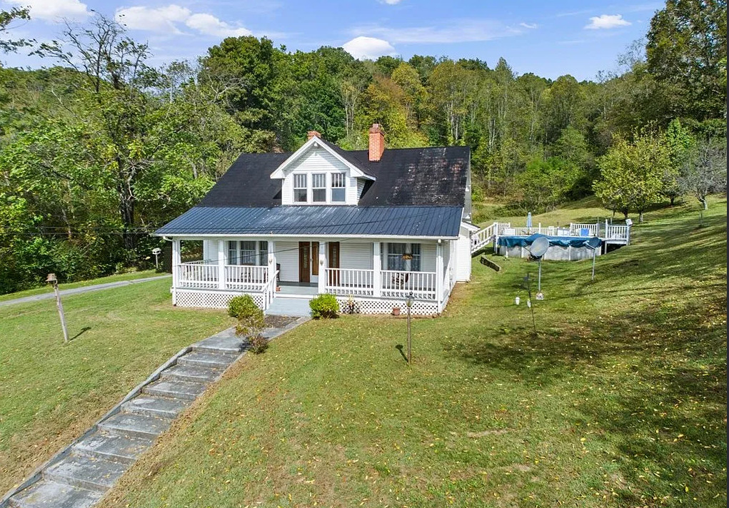 Saltville, Virginia! Almost six acres! Nice staircase. $259,900