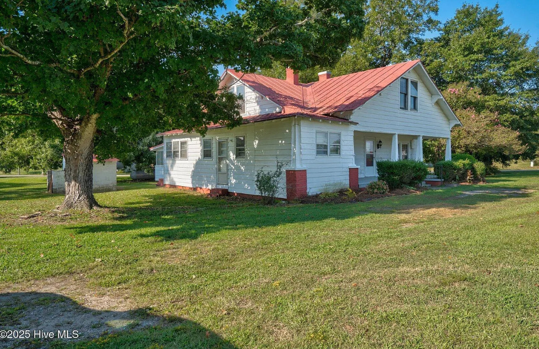 Big kitchen! Diamond in the Rough! Over an acre in North Carolina. $174,900
