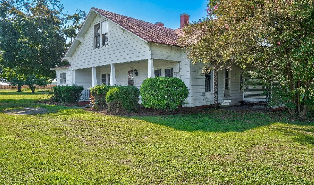 Big kitchen! Diamond in the Rough! Over an acre in North Carolina. $174,900