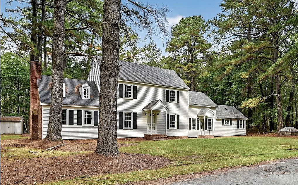 Looks sprawling! Circa 1930. Over an acre in Virginia. $269,000