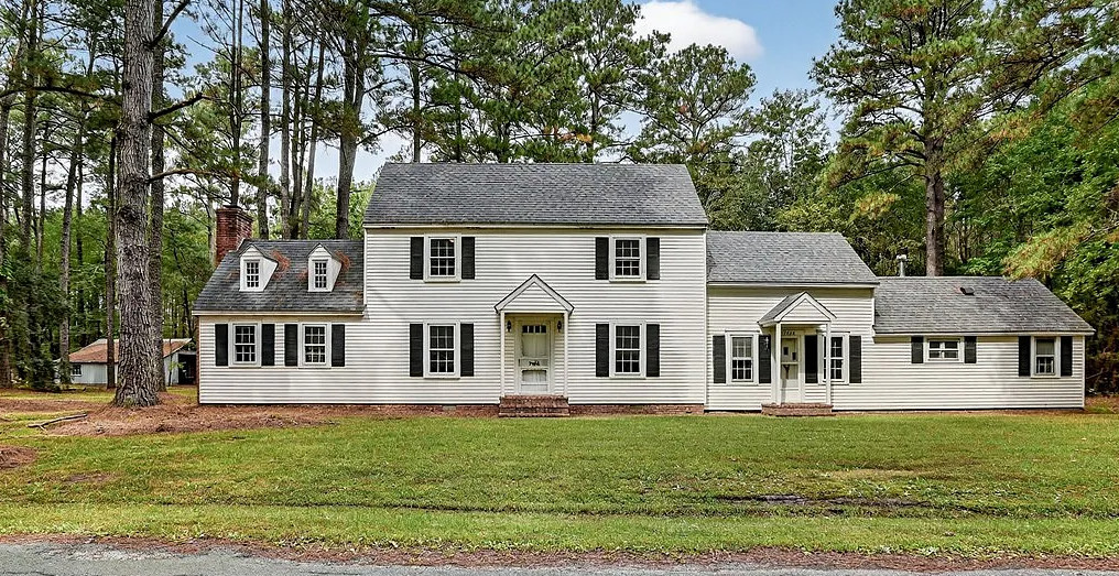 Looks sprawling! Circa 1930. Over an acre in Virginia. $269,000