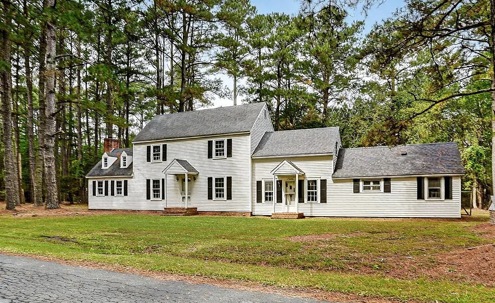 Looks sprawling! Circa 1930. Over an acre in Virginia. $269,000
