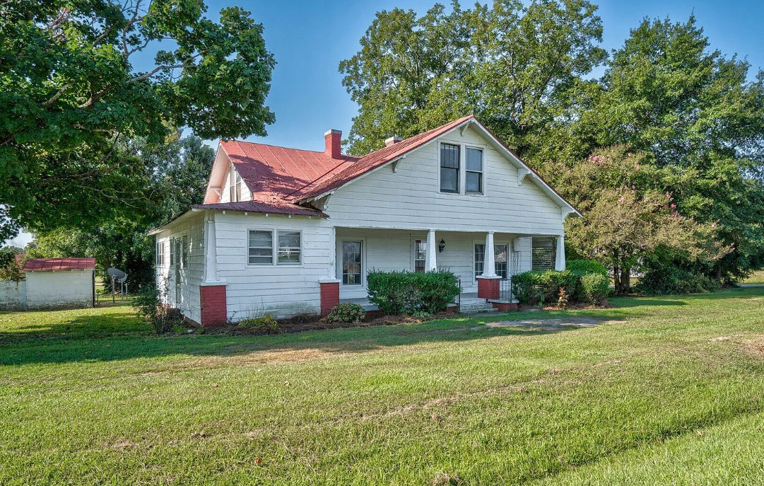 Big kitchen! Diamond in the Rough! Over an acre in North Carolina. $174,900