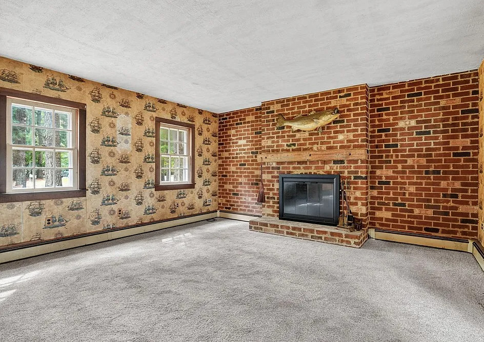 Looks sprawling! Circa 1930. Over an acre in Virginia. $269,000