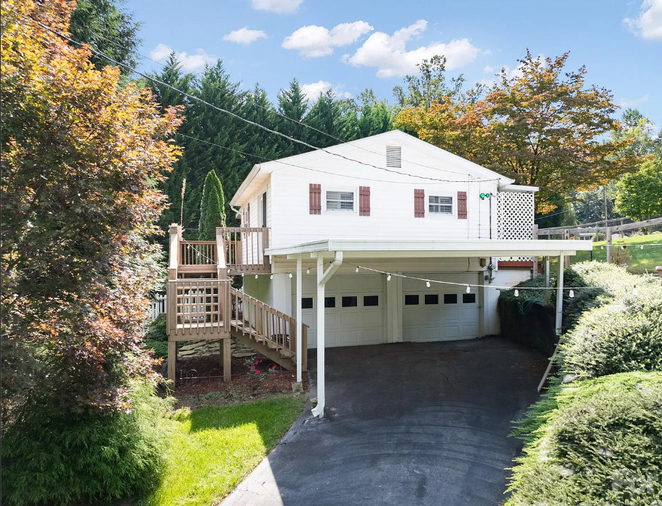 TWO houses. Pretty landscaping! “Dogwood Slopes”, C. 1948 in North Carolina. $389,000