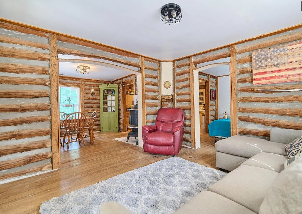 On 13 acres in Arkansas! Nice interior! C. 1908. $164,900