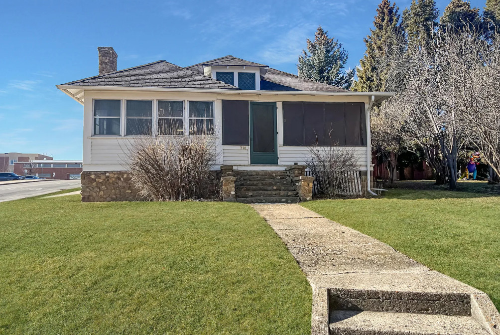 Cute Wyoming house! Original details inside! C. 1911. $259,000