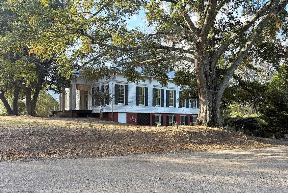 Diamond in the Rough! Love this house! C. 1848 in Alabama. $90,000