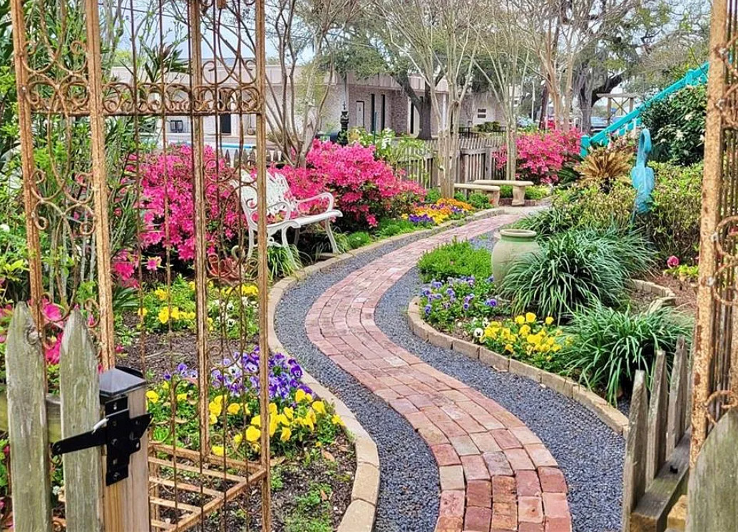 Beautiful landscaping! Pretty house! C. 1890 in Louisiana. $425,000