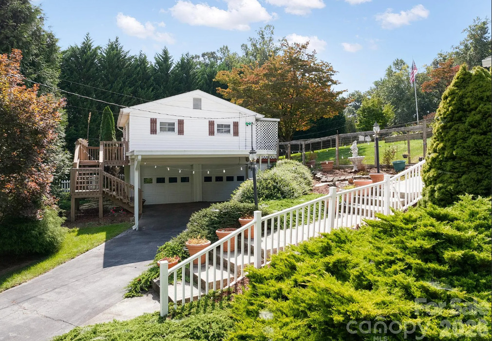 TWO houses. Pretty landscaping! “Dogwood Slopes”, C. 1948 in North Carolina. $389,000