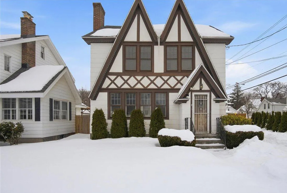 Pretty interior! Circa 1945 in New York. $229,000