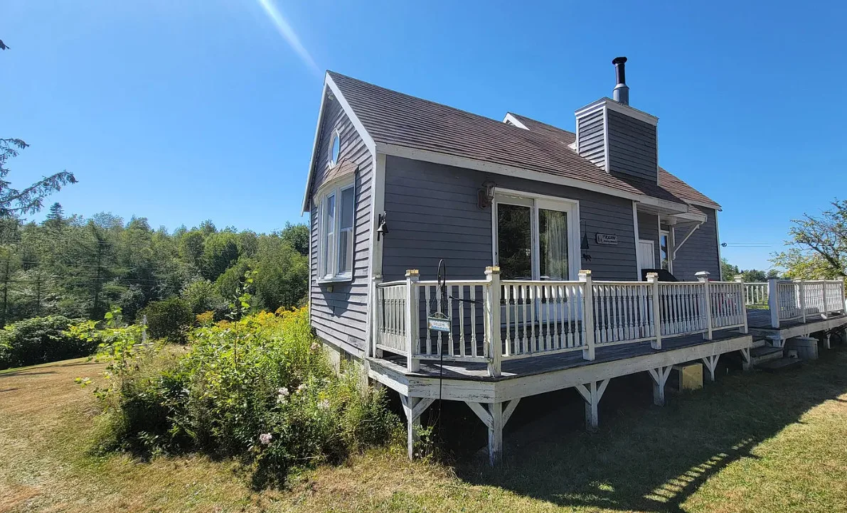 Near local beaches! Cute cottage! Over an acre in Maine. $195,000