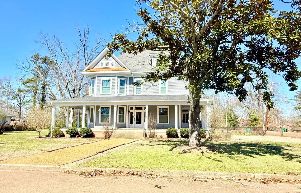 Pretty bathroom and kitchen! Love the outdoor kitchen! C. 1908 in Mississippi. $289,000