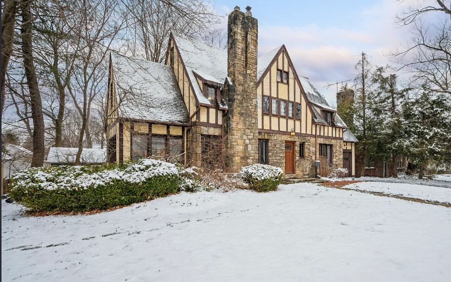 Love Tudor Style Homes! Incredible potential! C. 1930 in Ohio