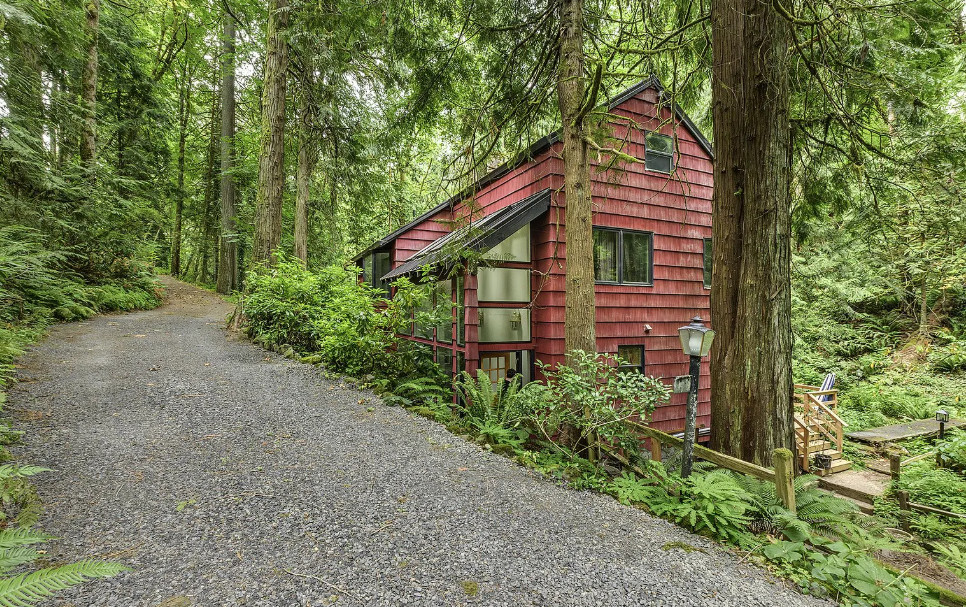 Stunning Setting with Guest House on Nine Acres in Oregon