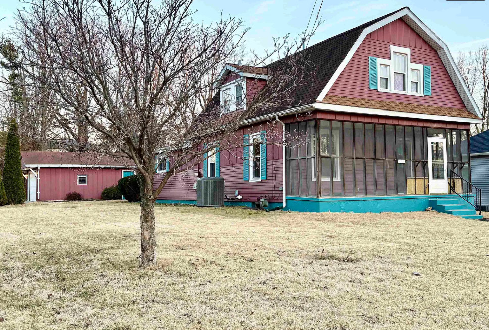 Wasn&rsquo;t expecting that interior! Circa 1930 in Illinois