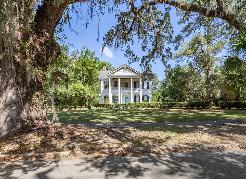 Pretty interior! C. 1890. Almost two acres in Florida. $449,000
