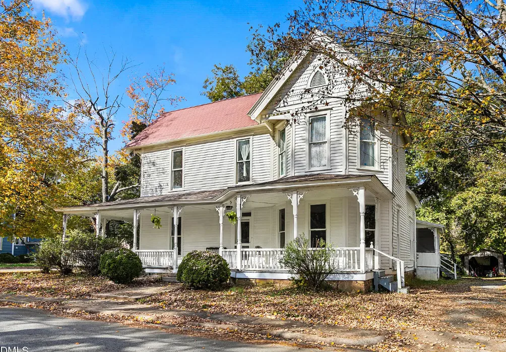 Now that’s a porch! Pretty details inside! Dr. William Long house in North Carolina. $310,000