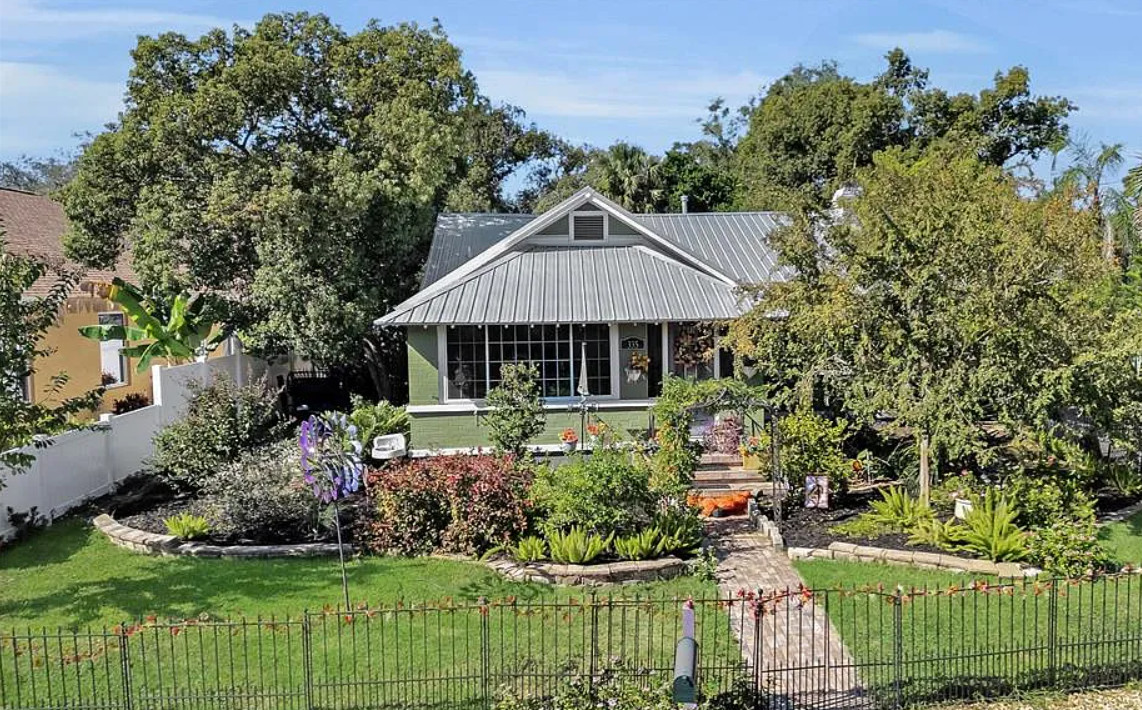 What a pretty yard! Has a guesthouse! C. 1923 in Florida