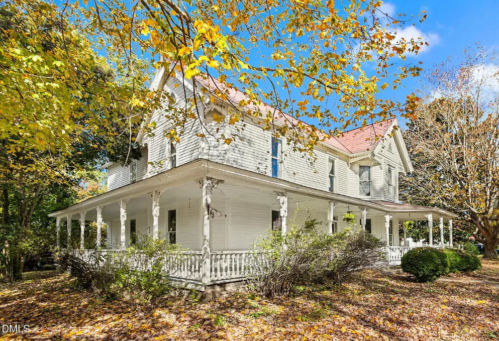 Now that’s a porch! Pretty details inside! Dr. William Long house in North Carolina. $310,000