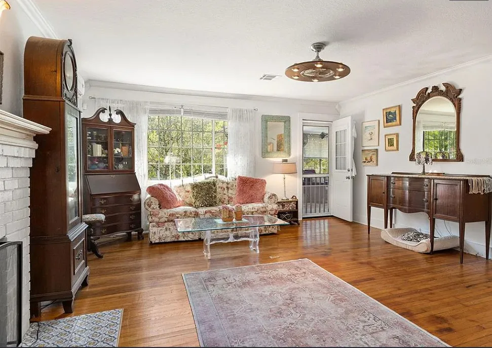 What a pretty yard! Has a guesthouse! C. 1923 in Florida