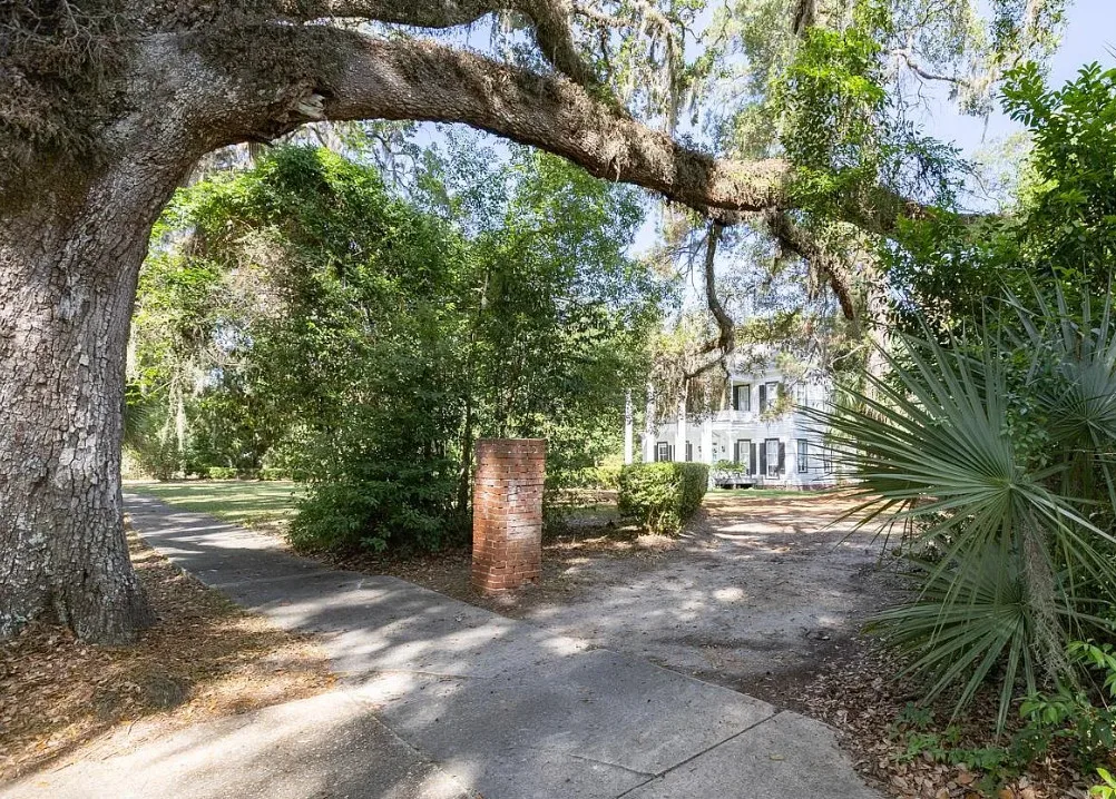 Pretty interior! C. 1890. Almost two acres in Florida. $449,000