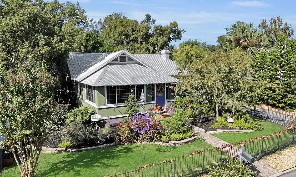 What a pretty yard! Has a guesthouse! C. 1923 in Florida
