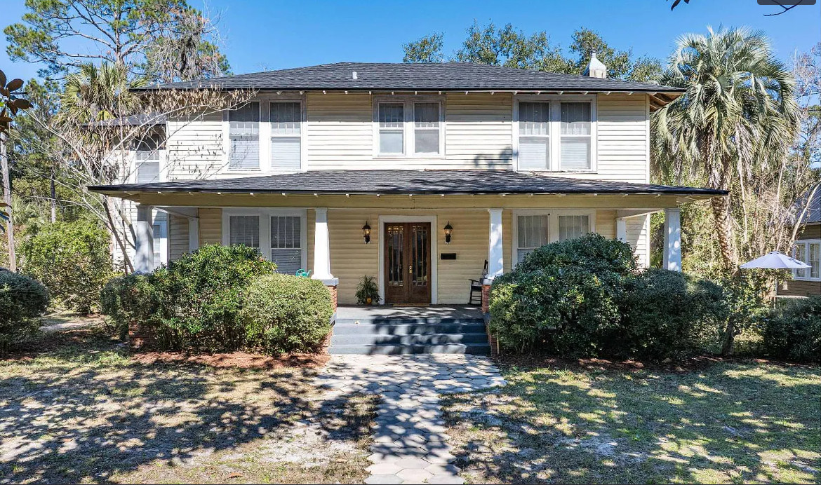 Nice interior! Circa 1931 in Florida. $279,900