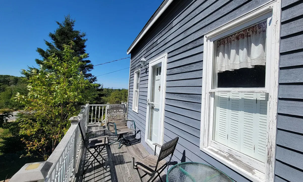 Near local beaches! Cute cottage! Over an acre in Maine. $195,000