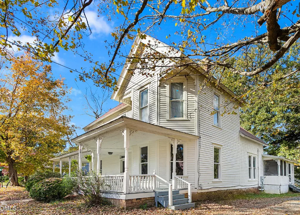 Now that’s a porch! Pretty details inside! Dr. William Long house in North Carolina. $310,000
