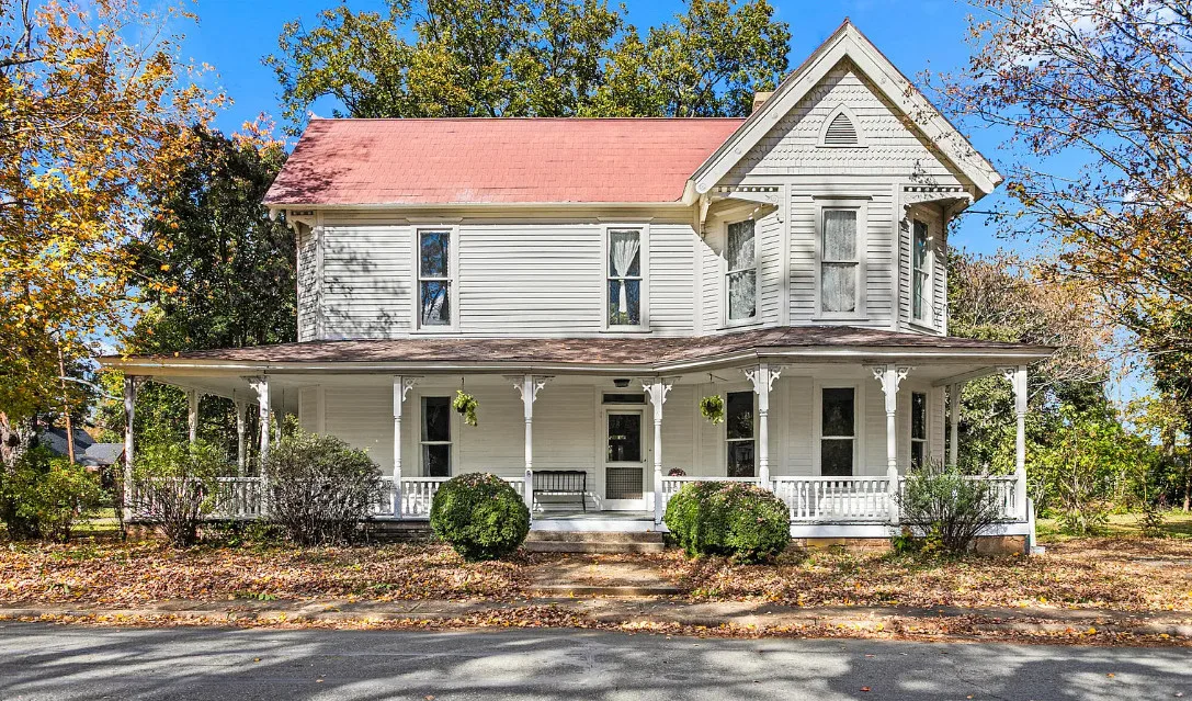 Now that’s a porch! Pretty details inside! Dr. William Long house in North Carolina. $310,000