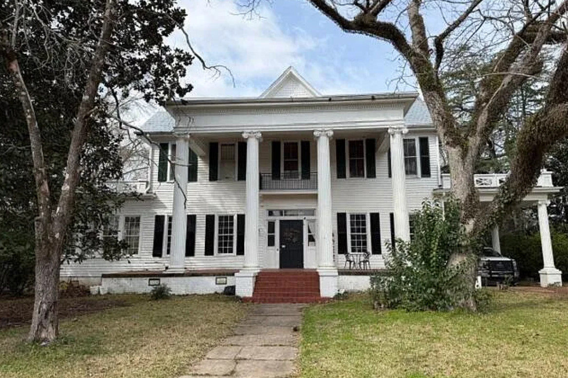 Pretty house! C. 1848. Almost an acre in Alabama. Great price!