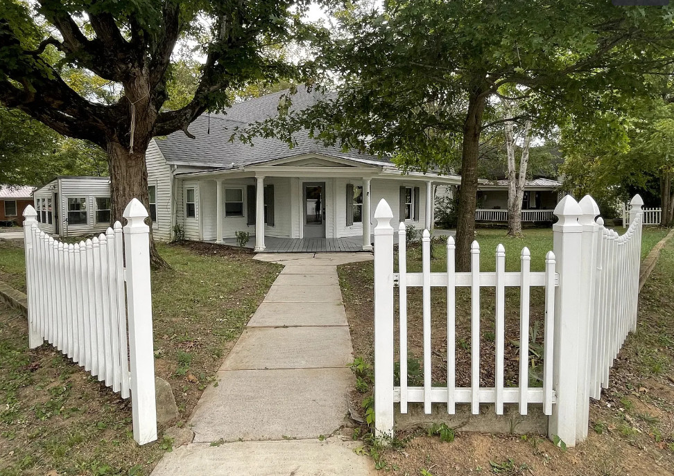 Huge kitchen! Nice porch! Circa 1920 in Tennessee. $199,900