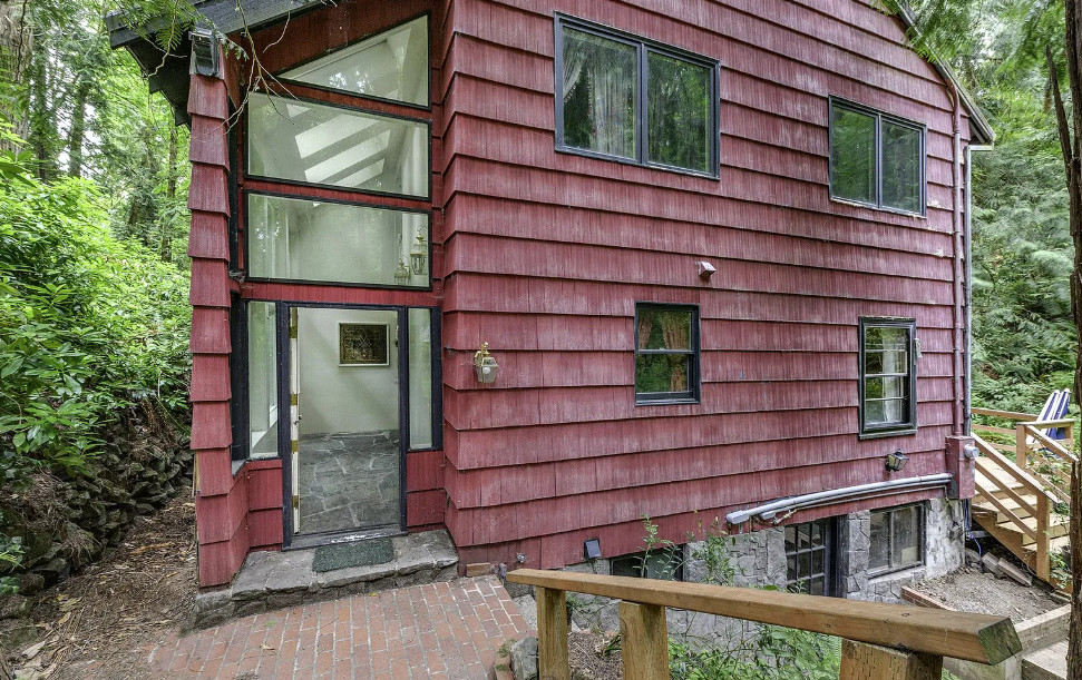 Stunning Setting with Guest House on Nine Acres in Oregon