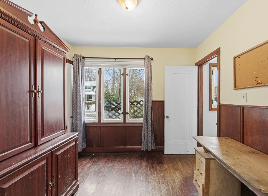 Love Tudor Style Homes! Incredible potential! C. 1930 in Ohio