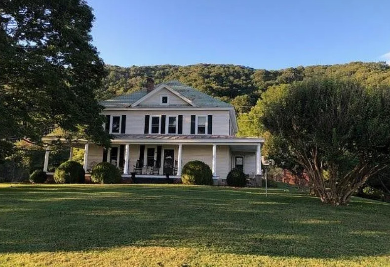 Beautiful House in Stunning Setting - 15 Acres in Virginia