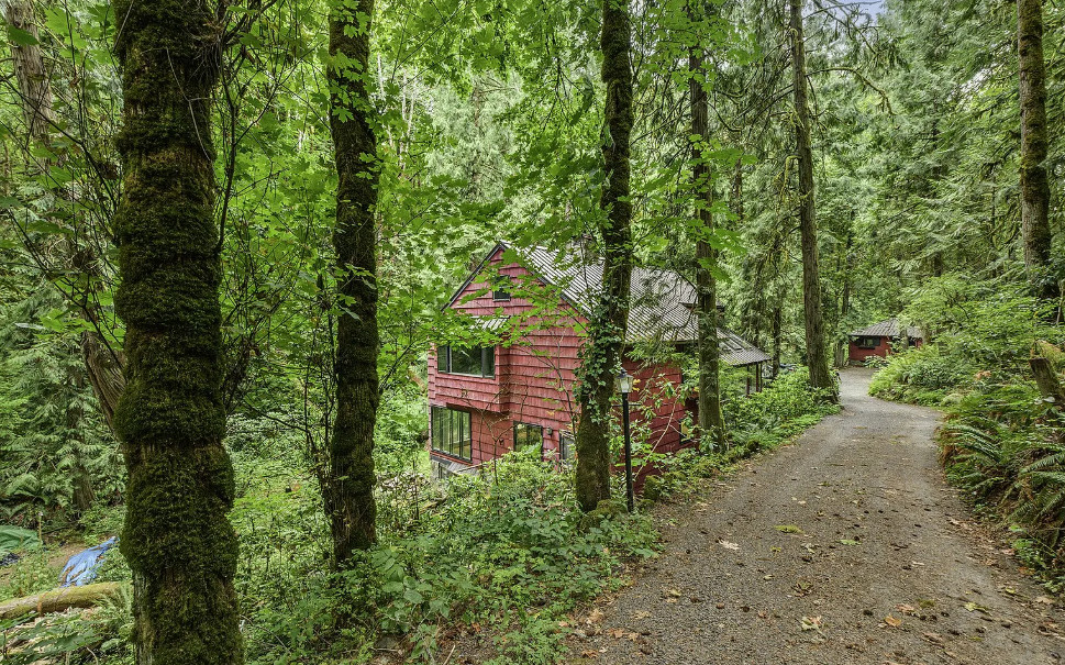 Stunning Setting with Guest House on Nine Acres in Oregon