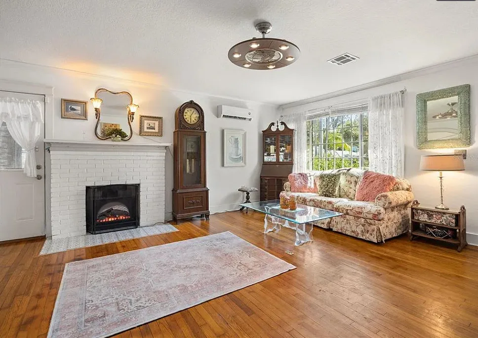 What a pretty yard! Has a guesthouse! C. 1923 in Florida