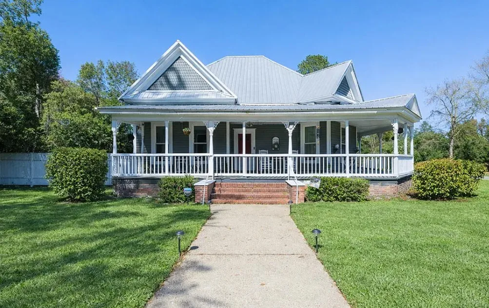 Porch goals! Move in ready! Detached in-law suite. C. 1900 in Georgia