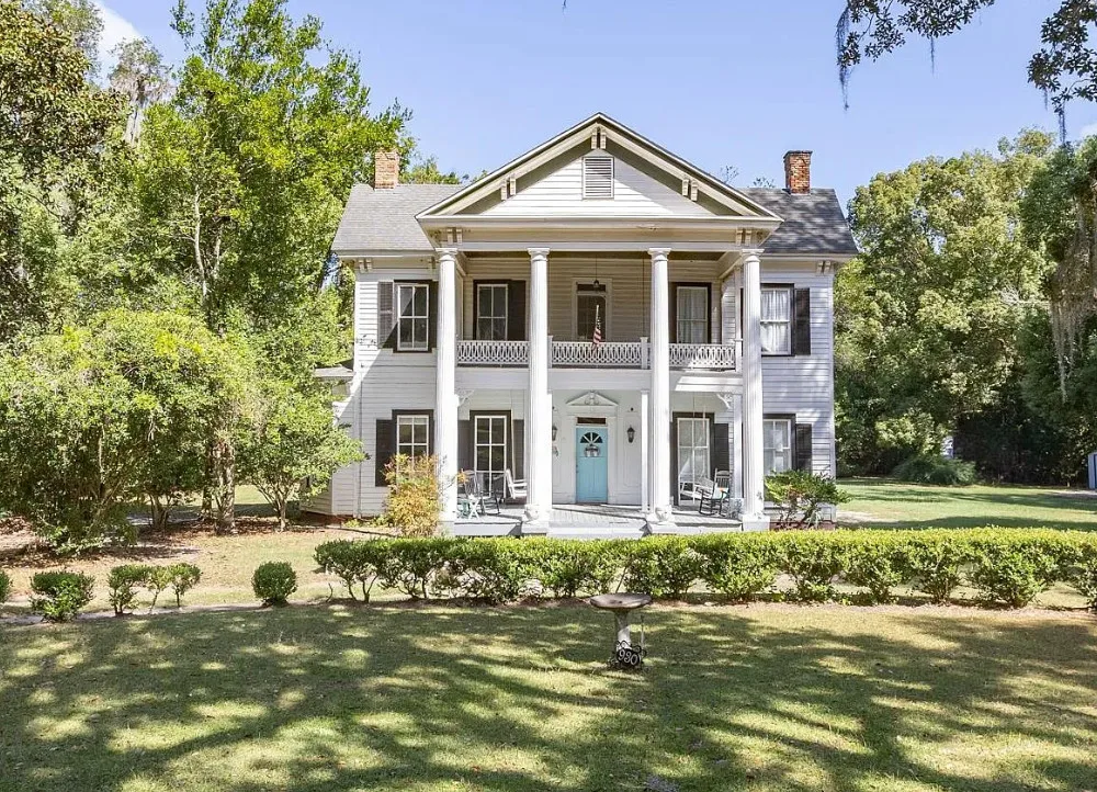Pretty interior! C. 1890. Almost two acres in Florida. $449,000