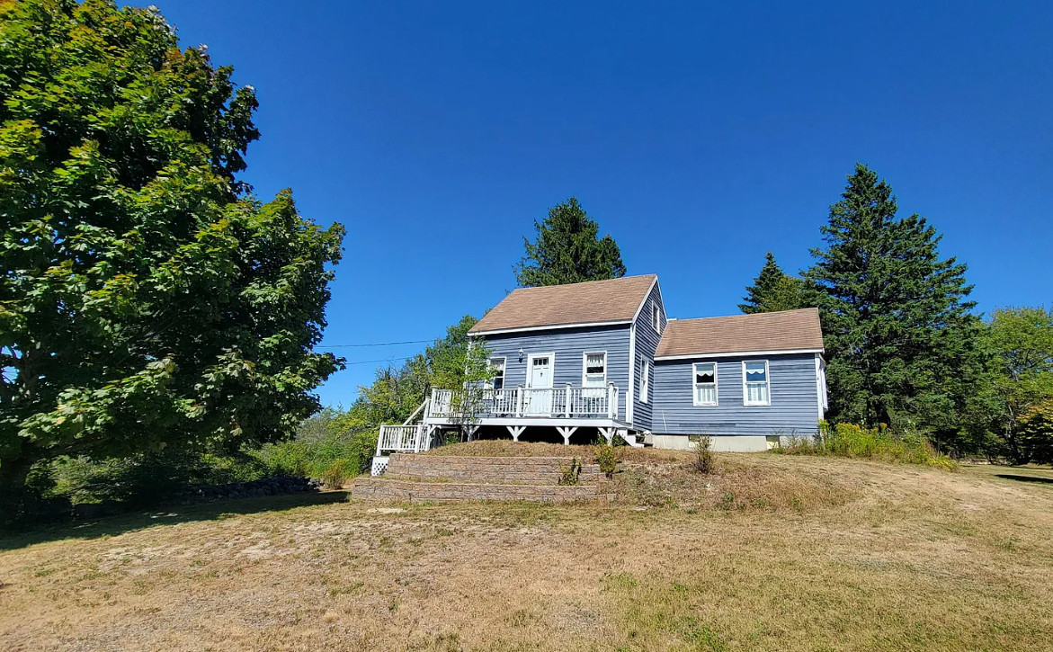 Near local beaches! Cute cottage! Over an acre in Maine. $195,000