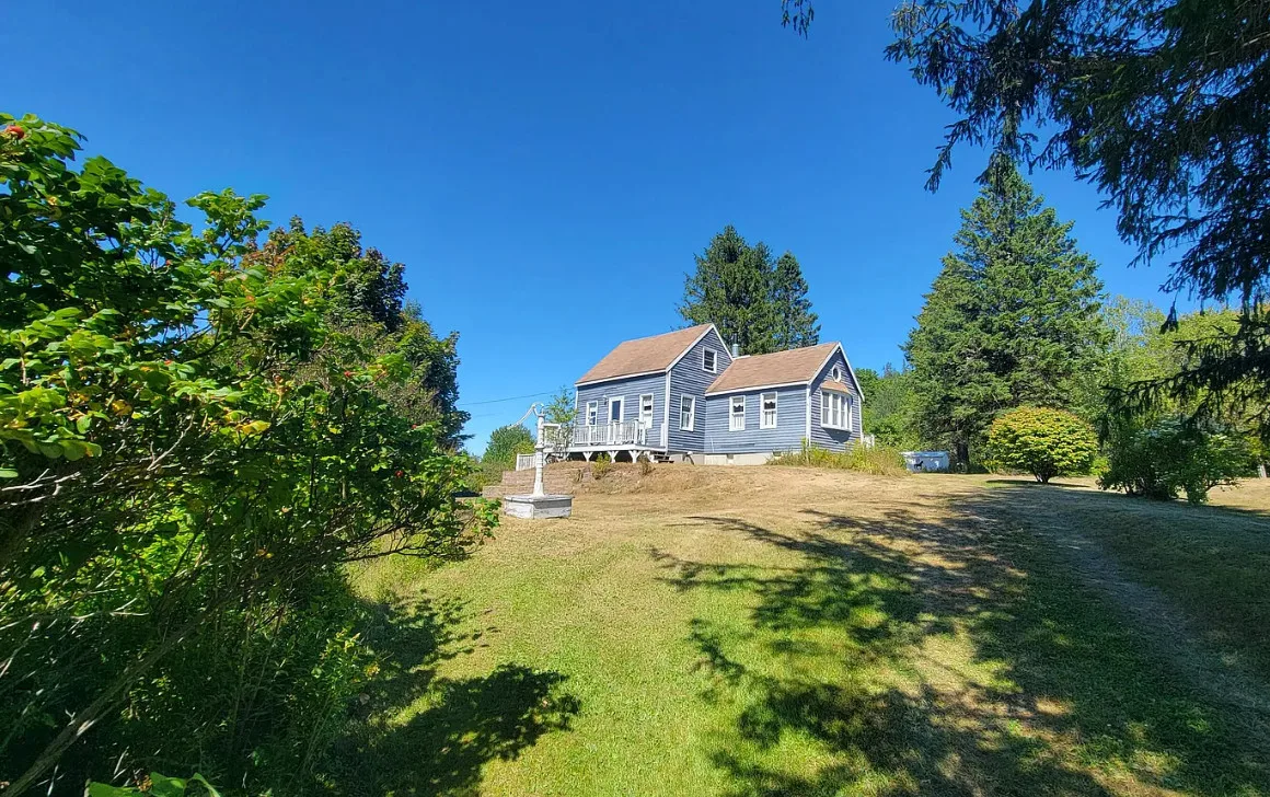 Near local beaches! Cute cottage! Over an acre in Maine. $195,000