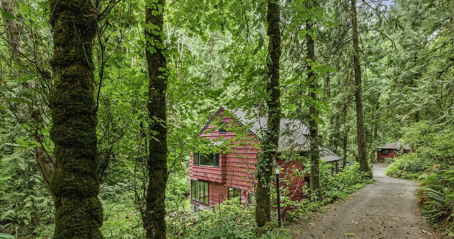 Stunning Setting with Guest House on Nine Acres in Oregon