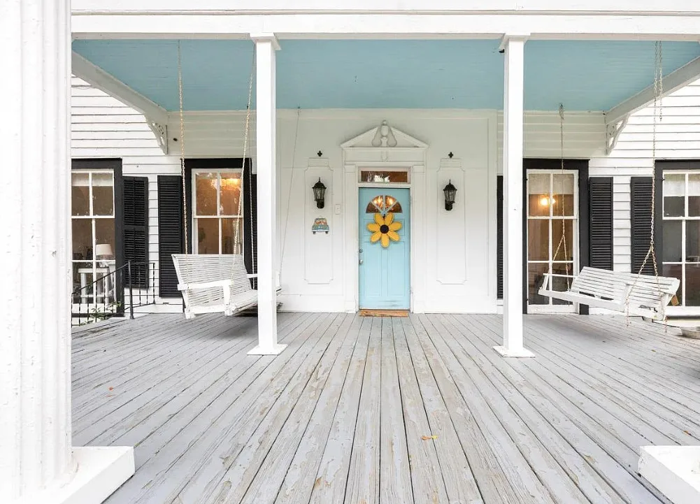 Pretty interior! C. 1890. Almost two acres in Florida. $449,000