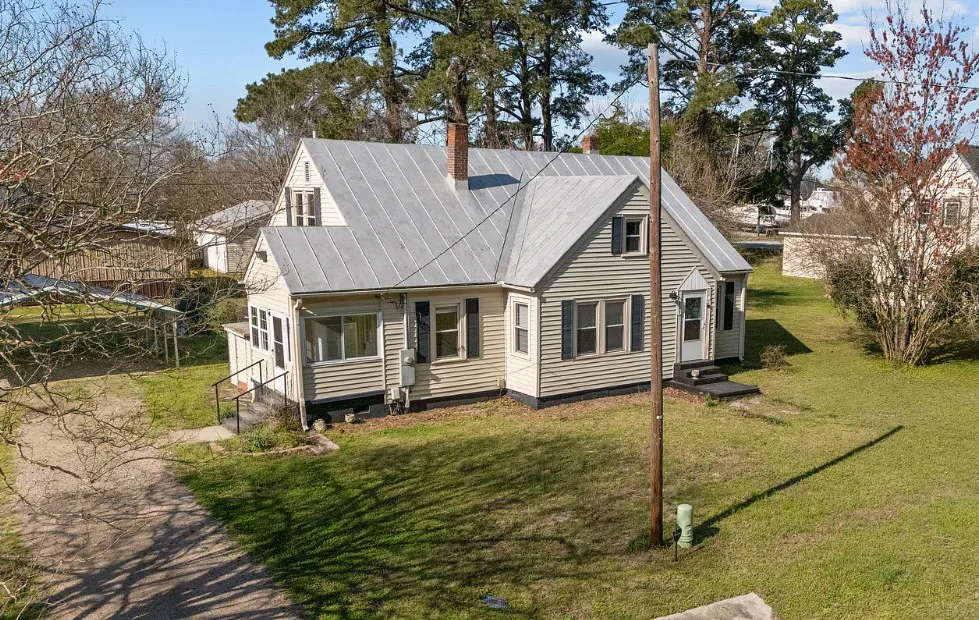 Walk to the marina! Love the pink bathroom! C. 1942 in North Carolina
