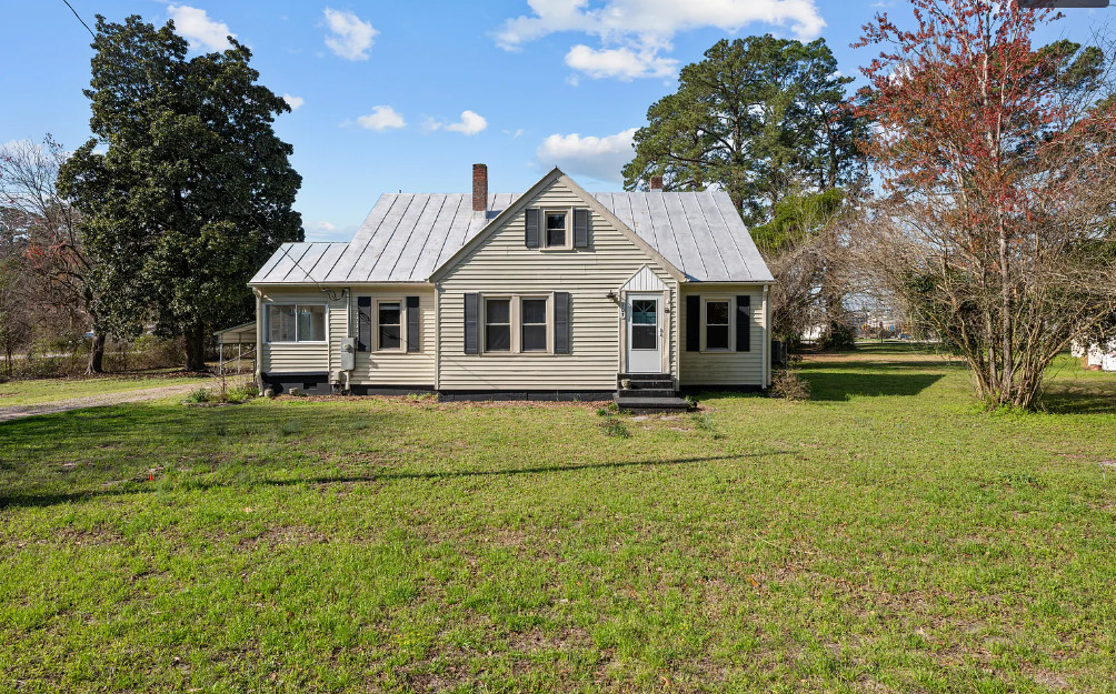 Walk to the marina! Love the pink bathroom! C. 1942 in North Carolina