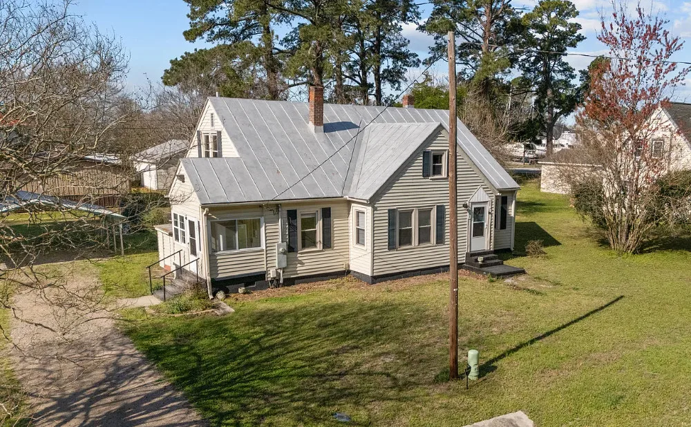 Walk to the marina! Love the pink bathroom! C. 1942 in North Carolina
