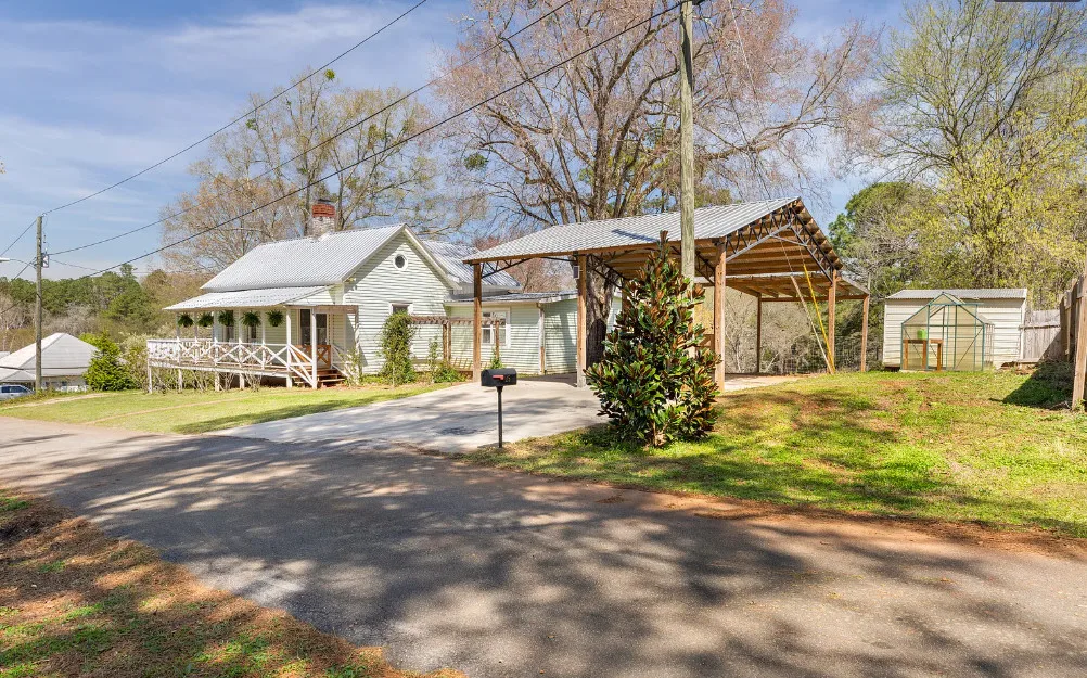 This house has nice details! Almost four acres in Georgia. $239,000