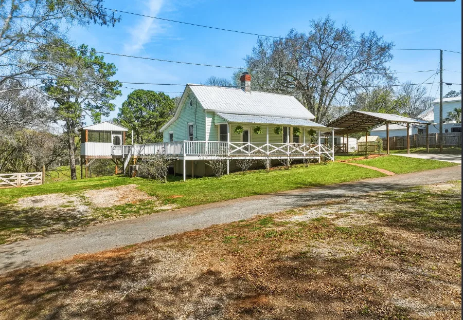 This house has nice details! Almost four acres in Georgia. $239,000