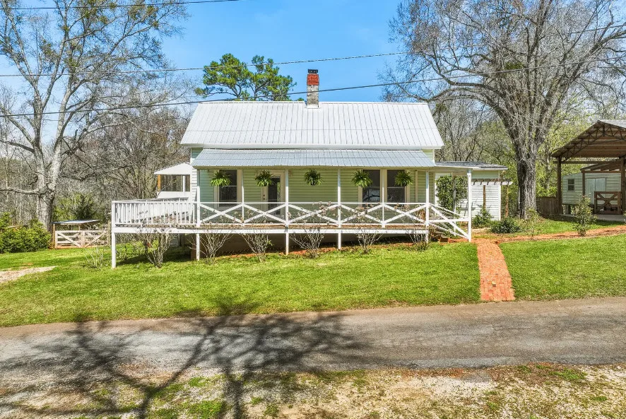 This house has nice details! Almost four acres in Georgia. $239,000